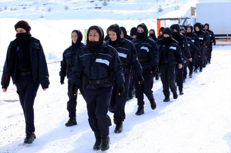 <p>Buradan mezun ettiğimiz öğrencilerimizin sahada başarılı olduğu yönünde yansımalar var. Oradaki partnerlerimizle de sık sık bilgi paylaşımında bulunuyoruz."</p>

<p> </p>
