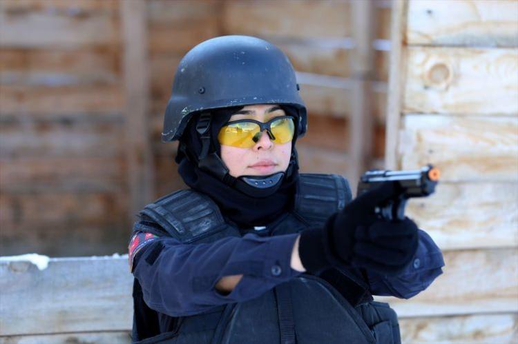 <p>Yırtar, Afganların donanımlı çok iyi birer polis olmaları için Türkiye'de alanında uzman polislerin eğitimlere katıldığına dikkat çekti.</p>
<p> </p>