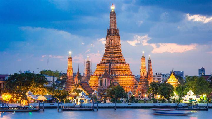 <p>1782 yılında Rama I'in Thonburi'den Bangkok'a taşındığını ve o zamandan beri Bangkok'un başkent olduğunu belirten tarihçiler, Kral Rama I'den bu yana bazı kralların ve annelerinin Bangkok'a güzel isimler verdiğini ve bu uzun ismin krallarca verilmiş olan övgü ve güzel betimlemelerinden derlendiğini açıklıyor.</p>
<p> </p>