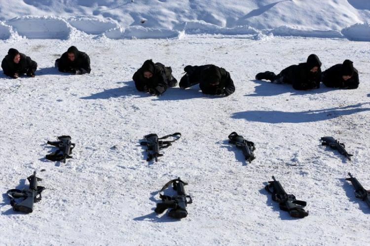 <p>Polis adayları, 1 Kasım 2018'de başlayan program kapsamında dünyanın en güçlü polis teşkilatları arasında gösterilen Türk Polis Teşkilatı tarafından yaklaşık 6 ay süreli zorlu bir eğitim sürecine tabi tutuluyor.</p>
<p> </p>