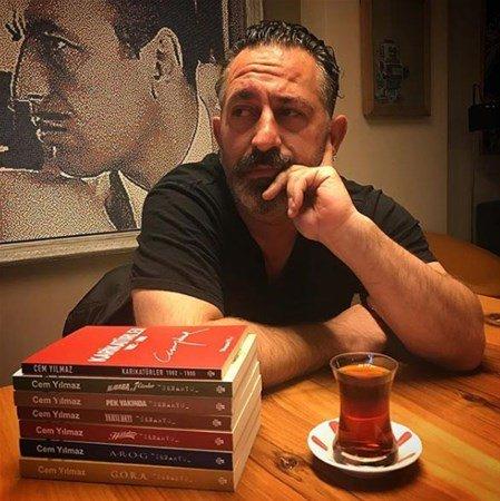 <p>Şu aralar ArifV216 filminin vizyonu için geri sayımda olan Cem Yılmaz günün yoğun temposunu evinde müzikle uğraşarak geçiriyor. Ağabeyi Can Yılmaz’ı da filmlerinde oynatan Cem Yılmaz bu defa çok ilginç bir görüntüyle sevenlerinin karşısına çıktı.</p>

<p> </p>
