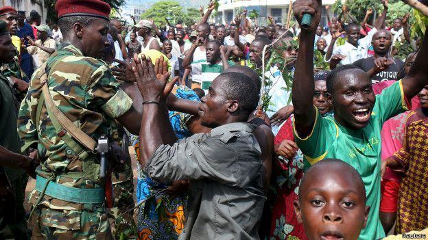 <p><strong>Burundi</strong><br />
13 Mayıs 2015’te General Godefroid Nivombare, Başkan Pierre Nkurunziza’yı karşı darbe girişiminde bulundu. Başkan’ın yurt dışında bulunmasını fırsat bilerek iki günlüğüne ülkenin başında geçti. Ancak hükümet darbeyi püskürttü. Girişimin başındaki üç isim tutuklanırken Nivombare kaçmayı başardı.</p>