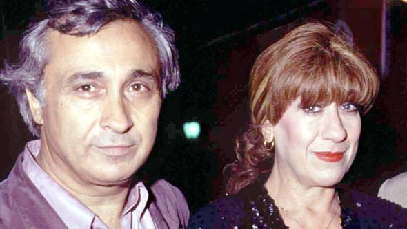 <p><strong>MÜJDAT GEZEN</strong><br />
1963'te Muammer Karaca Tiyatrosu'nda beraber oynamaya başladık. Arkasından 5 filmde birlikte olduk. Sahneye koyduğum oyunların pek çoğunda Ayşen vardı. 2 sene önce benim tiyatromda karşılıklı oynadık. Çok değerliydi benim için. En son evvelsi gün konuştuğumda doktorlar artık hazır olmamız gerektiğini söylemişlerdi.</p>
<p>Onunla geçen yıl konuştum. Hastalığı da geçen yıl başlamıştı. Bunun dile getirilmesini istemiyordu. Keşke hayatta olsa da karşılıklı oynasak. Ayşen çok büyük, çok değişik bir oyuncuydu. Rolünü çok sağlam çalışırdı. Provaya giderken bir gün önce evine gider, ertesi gün 'şunu buldum, bunu buldum' derdi. Müthiş bir yaratıcılıktı kimsede yaşamadığım. Ayşen'i sevenlerin, tüm tiyatroseverlerin başı sağ olsun.</p>