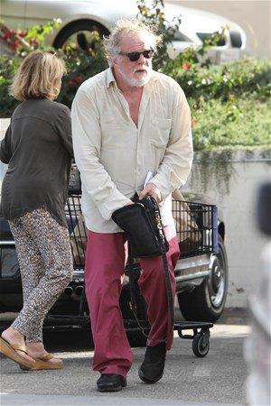 <p>Hayatının uzunca bir döneminde alkol sorunuyla mücedele ettiği bilinen 76 yaşındaki oyuncu Nick Nolte, önceki gün 9 yaşındaki kızı Sophie ile birlikte objektiflere takıldı.</p>
<p> </p>