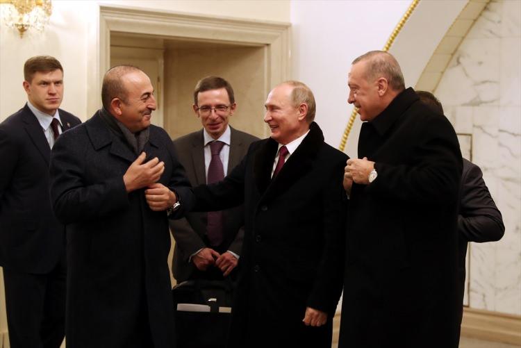 <p>Türkiye Cumhurbaşkanı Recep Tayyip Erdoğan ve Rusya Devlet Başkanı Vladimir Putin, Kremlin Sarayı'nda baş başa ve heyetlerarası görüşmelerin ardından ortak basın toplantısı düzenledi. Rusya Devlet Başkanı Putin, basın toplantısının ardından Cumhurbaşkanı Erdoğan'ı uğurladı.</p>

<p> </p>
