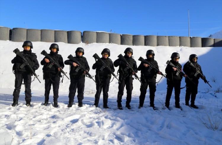 <p>Afganlar, modern polisliğin gereği olan operasyonel silah kullanma teknikleri, patlayıcı maddeler, bubi tuzakları, olay yeri inceleme, polis müdahale teknikleri, toplumsal olaylara müdahale, araç kullanma ve araç tahliye etme gibi buna benzer farklı alanlarda da eğitim alıyorlar.</p>
<p> </p>