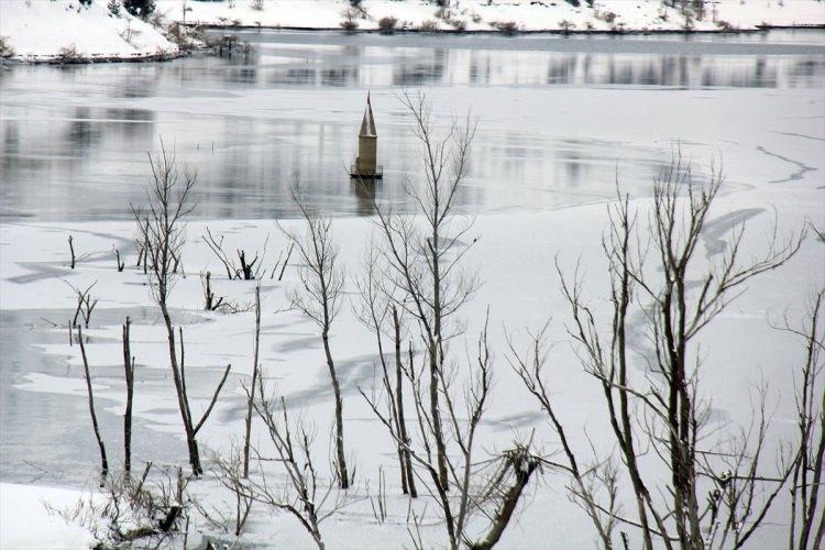 <p>Kar kalınlığının yer yer 1,5 metreye ulaştığı bölgeye gezintiye gelen vatandaşlardan Mustafa Akyüz, “Barajın ortasında minarenin olması çok ilginç, en ilginci de minarenin çevresinin buzla kaplı olması.” dedi.</p>
<p> </p>