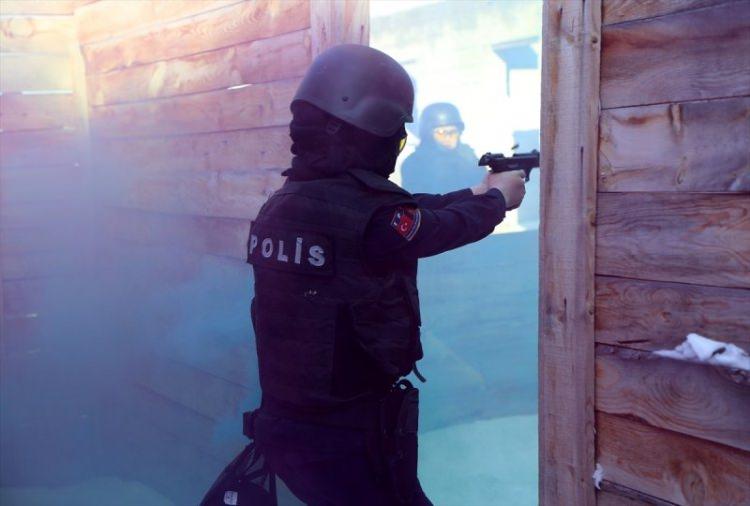<p>Türkiye ile Afganistan arasında imzalanan ''Afgan Ulusal Polisinin Eğitilmesi ve Kapasitesinin Geliştirilmesi Hususunda Türkiye Cumhuriyeti Hükümeti ile Afganistan İslam Cumhuriyeti Hükümeti Arasında İşbirliği Yapılmasına Dair Mutabakat Muhtırası" çerçevesinde binlerce Afgan POMEM mezunu oldu.</p>
<p> </p>
