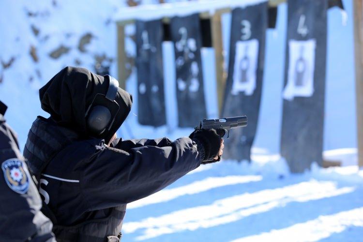 <p>Bir yandan öğrencilerimizi sosyalleştirmeye, ülkemizi tanıtmaya, onlara farklı kültürleri göstermeye çalışırken, bir yanda modern polisliğin gereği olan operasyonel silah kullanma teknikleri, patlayıcı maddeler, bubi tuzakları, olay yeri inceleme, polis müdahale teknikleri, toplumsal olaylara müdahale, araç kullanma ve araç tahliye etme gibi buna benzer farklı alanlarda eğitim veriyoruz." dedi. Eğitimin yansıması ve geri dönüşümlerini önemsediklerini dile getiren İnal, bugüne kadar hep olumlu geri dönüşler aldıklarını ifade etti.</p>
