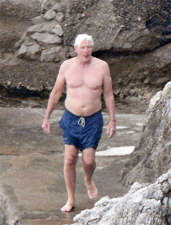 <p>Beyazperdenin bir dönemine "en yakışıklı" ve "en seksi" erkek olarak damgasını vuran Richard Gere, sevgilisi ve oğluyla birlikte İtalya'da tatil yapıyor. </p>