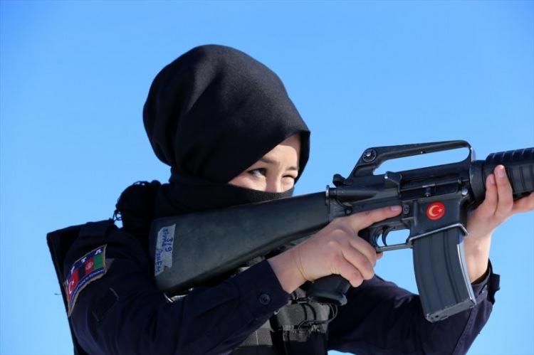 <p>Zaman zaman kızakla kayan ve kartopu oynayan kadınlar, Türk kadın polis eğitmenlerle de iyi bir diyalog kuruyor.</p>
<p> </p>