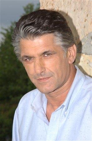 <p>Yeşilçam'ın yakışıklı yıldızlarından Kenan Kalav, 10 yıldır İspanya'da yaşıyor. Kenan Kalav burada üçüncü restoranını açmaya hazırlanıyor. </p>
<p> </p>