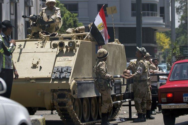 <p><strong>Mısır</strong><br />
3 Temmuz 2013’te Mısır’ın ilk seçilmiş Cumhurbaşkanı Muhammed Mursi, Generel Abdülfettah el Sisi idaresindeki darbe ile görevden alındı. Sokaklara inen Mursi destekçilerinin bir kısmı öldürüldü. Çoğu ise tutuklandı.</p>