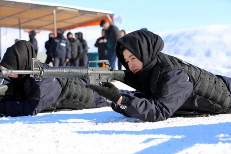 <p>Türkiye'nin en soğuk kentlerinden Sivas'ta, her türlü zorlu arazi ve hava şartlarında görev yapmaya hazırlanan kursiyerler, zorlu kış koşullarında ve karlı zeminde eğitimlerini aksatmadan sürdürüyor.</p>
<p> </p>