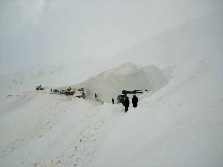 <p> Muş'ta kar kalınlığının yer yer 10 metreyi bulduğu Üçevler grup yolunda çığ tehlikesi nedeniyle ekipler, çalışmalarını kontrollü şekilde sürdürüyor.</p>
