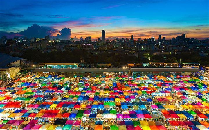 <p>20 yıl önce halkın Bangkok'un ismini tam olarak öğrenmesini sağlamak amacıyla bir şarkı yazıldığını ve öğrencilere okullarda okutularak öğretildiğini, ancak daha sonraki yıllarda kullanılmadığı için tekrar unutuldu.</p>

<p> </p>
