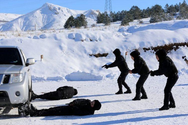 <p>Elimizden geldiğince bilgimizi, becerimizi, deneyimimizi onlara aktarmaya, bir an önce Afganistan'a huzurun, güvenin hakim olmasına çalışıyoruz.</p>
<p> </p>