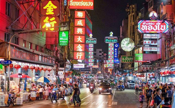 <p>Tayland'ın başkenti Bangkok, 163 harften oluşan yerel ismi ile dünyanın en uzun isimli şehri unvanını taşıyor. Guinness Rekorlar Kitabı'na giren Bangkok'un gerçek ismini okumak bir hayli zor. Melekler şehri anlamına gelen şehrin gerçek ismi ise şöyle:</p>
