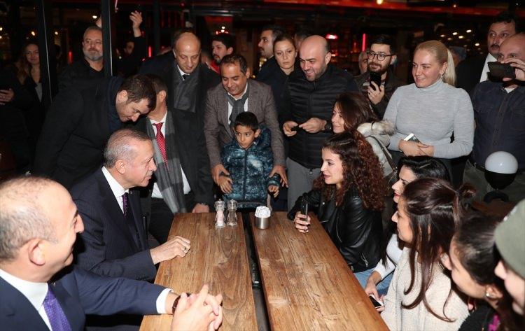 <p>Cumhurbaşkanı Erdoğan'a, Dışişleri Bakanı Mevlüt Çavuşoğlu, Vali Münir Karaloğlu ve Büyükşehir Belediye Başkanı Menderes Türel eşlik etti.</p>
