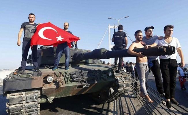 <p><strong>Türkiye</strong><br />
15 Temmuz 2016’da yıllardır ülke içindeki kurumlara sızarak devleti ele geçirme planı yapan FETÖ mensupları uçaklar ve tanklarla halkı bombalayarak darbe girişiminde bulundu. Yurtta Sulh Konseyi adıyla darbeye kalkışan hainler, 250 vatandaşı şehit etti. Cumhurbaşkanı Tayyip Erdoğan’a destek çıkan yüz binlerce insan sokaklara inince darbe bastırıldı.</p>
