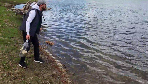 <p>Plastik şişe, ip ve kürdan kullanarak küçük balıkları avlamak için tuzak yapmanız mümkün. İşte aşamaları...</p>
