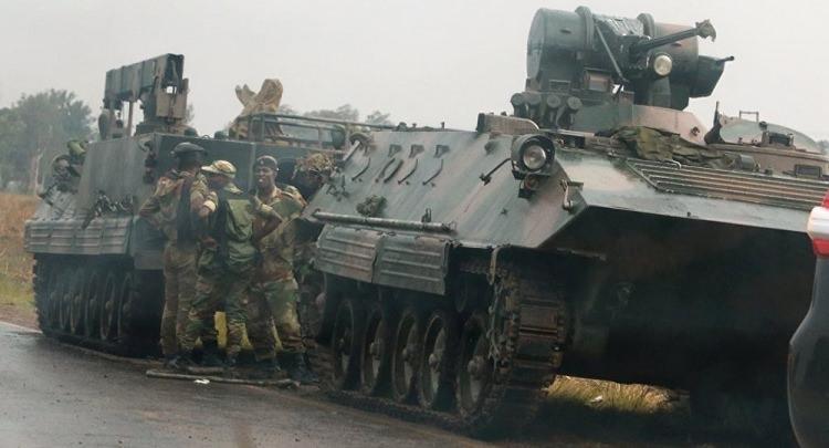 <p><strong>Zimbabve</strong><br />
14 Kasım 2017’de Constantino Chiwenga komutasındaki Zimbabve savunma güçleri darbe başlattı. Hükümet binasında patlamalar ve çatışmalar yaşandı. Ülke çapında bir hafta boyunca süren olaylar sonrası Başkan Robert Mugabe istifasını verdi. </p>