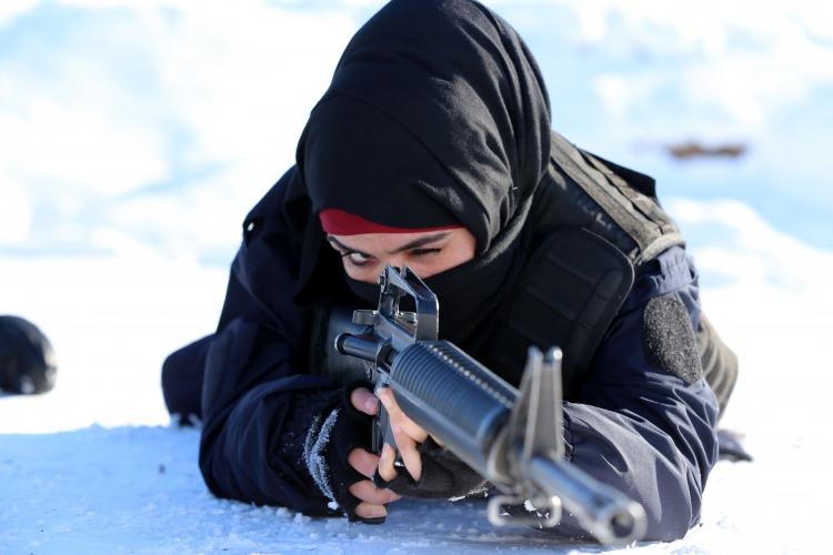 <p> Afgan kadın polis adayları, son teknolojilerle donatılan okulda, her türlü spor imkanından da yararlanabiliyor.</p>
