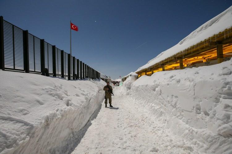 <p>Sözleşmeli Onbaşı Ümmet Çevik de şartlar ne kadar zor olsa da 3 yıldır üs bölgesinde görevini severek yaptığını dile getirdi</p>