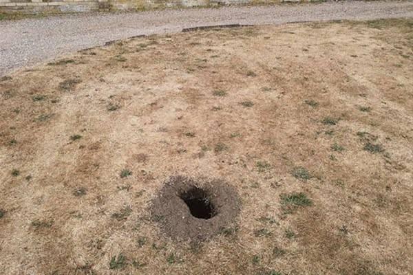 <p>İngiltere'de arka bahçesindeki deliği fark eden adam şaşkına döndü ve kazmaya başladı.</p>