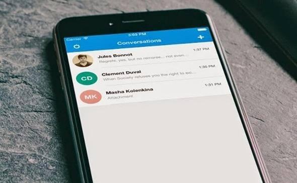 <p>Signal<br />
<br />
Signal, Android, iOS ve masaüstü için yazılmış, kullanıcıların metin, fotoğraf ve video mesajları uçtan uca şifreleyerek göndermelerini ve Signal kullanıcıları arasında şifreli telefon görüşmeleri yapmalarını sağlayan bir yazılımdır</p>
