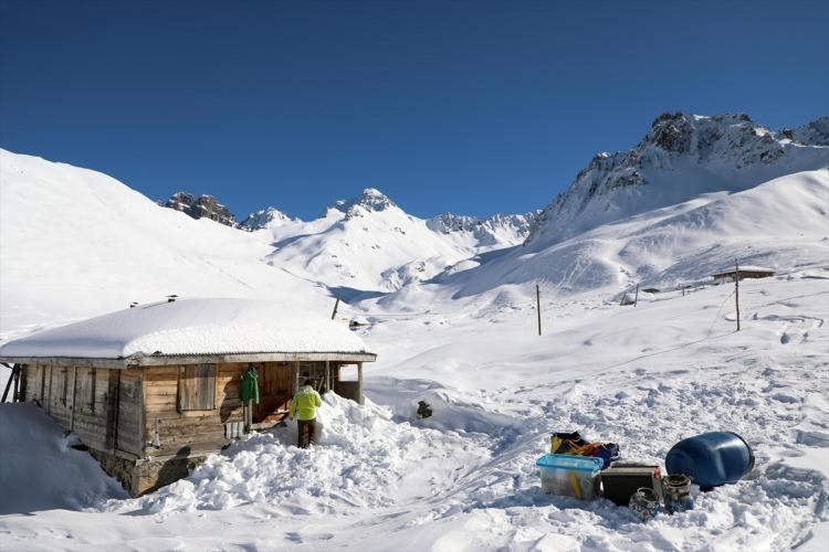<p>Çamlıhemşin ilçesine bağlı Ayder Yaylası ile Kaçkar Dağları'nda yürütülen heliski sporu için Rize Valiliği İl Sportif Turizm Kurulu, bu yıl Türkiye-İsviçre ortaklığındaki Ayder Heliski Havacılık ve Turizm Şirketine lisans verdi.</p>
<p> </p>