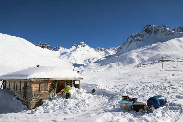 <p>Çamlıhemşin ilçesine bağlı Ayder Yaylası ile Kaçkar Dağları'nda yürütülen heliski sporu için Rize Valiliği İl Sportif Turizm Kurulu, bu yıl Türkiye-İsviçre ortaklığındaki Ayder Heliski Havacılık ve Turizm Şirketine lisans verdi.</p>

<p> </p>
