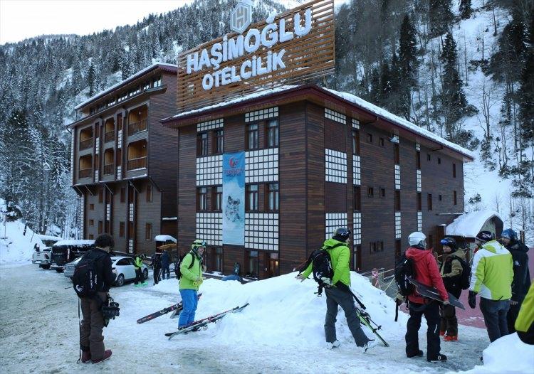 <p><strong>"240 SPORCU HELİSKİ İÇİN HAZIR"</strong></p>

<p>Ayder Heliski Havacılık ve Turizm Şirketi Yönetim Kurulu Başkanı Ahmet Haşimoğlu, yaptığı açıklamada, heliskinin Türkiye'nin tanıtımı için çok önemli bir faaliyet olduğunu belirterek, yaklaşık 2 aylık faaliyet programı planladıklarını söyledi.</p>
