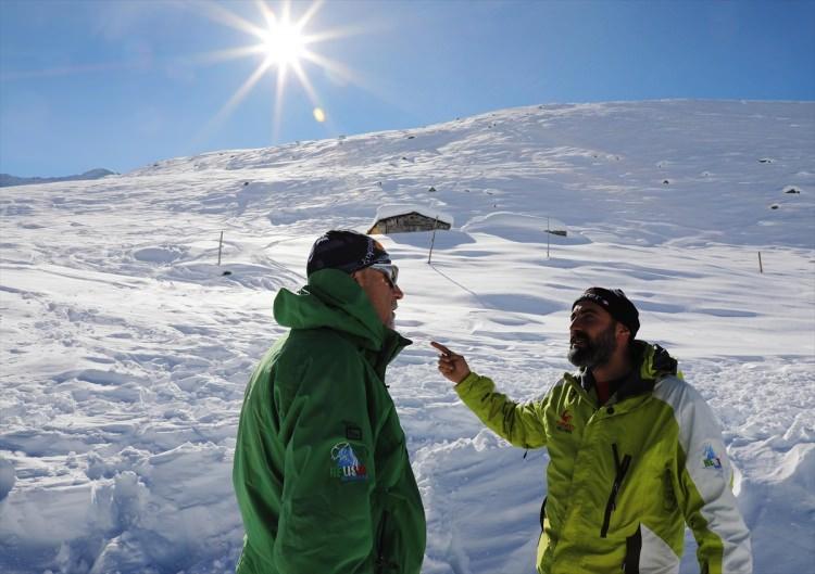 <p>"Türk sporcularla Avrupalı sporcuların kayma dereceleri farklı olduğu için aynı anda yaptıramıyoruz. Ekipler halinde yapılan heliski programlarında bazen gruptakiler ekip bütünlüğünü bozuyor. Biz de bunun için böyle bir program hazırladık. Siyah pistte kayan sporcu ile yeşil pistte kayan sporcuyu teknik olarak aynı anda kaydırmak çok zor"</p>

<p> </p>
