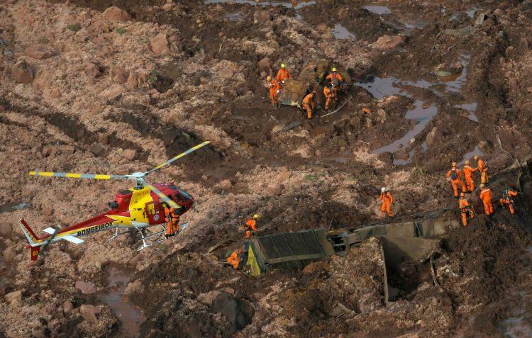 <p>Minas Gerais itfaiye teşkilatından yapılan açıklamada, bir demir cevheri madeninin atık barajının dün çökmesinin ardından 34 kişinin cansız bedenine ulaşıldığı, 23 kişinin hastaneye kaldırıldığı, yaklaşık 300 kişinin ise kayıp olduğu kaydedildi.</p>

