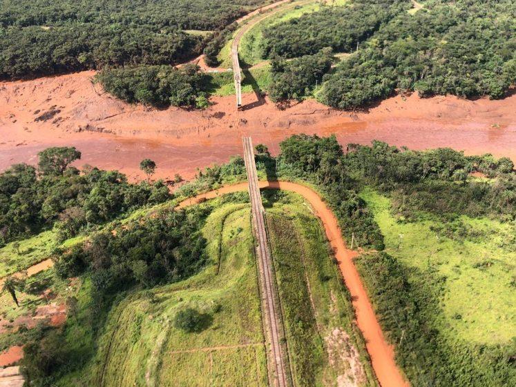 <p>Ülkede 3 yıl önce de yine Minas Gerais eyaletindeki Mariana'da Vale SA ve Avustralyalı BHP Billiton şirketinin işlettiği bir madenin atık barajı çökmüş, 19 kişi hayatını kaybetmiş ve yüzlerce kişi evlerini terk etmek zorunda kalmıştı.</p>
<p> </p>