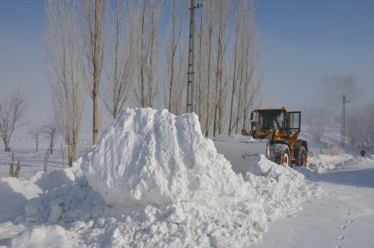 <p>Muş Özel İdaresi Yol ve Ulaşım Hizmetleri Müdürü Mehmetşah Şentürk, kar ve tipi sonucu il genelinde 9 köy, 22 mezra yolunun kapandığını ve ekiplerin yolları açmak için çalışmalarını sürdürdüğünü bildirdi. </p>
