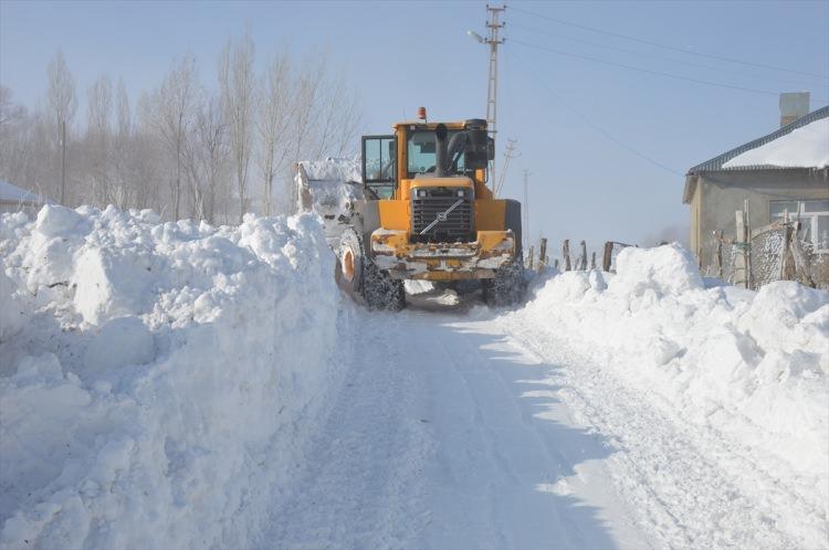 <p>Malazgirt ilçesinde ise karla mücadele ekipleri, kapalı 74 köy yolunu ulaşıma açtı.</p>

