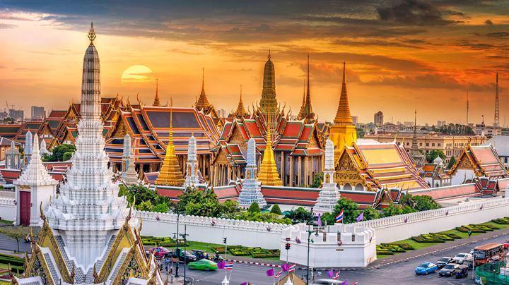 <p>Geleneksel olarak Tay halkının krallara ve başkentlere uzun isimler verdiğini belirten tarihçiler, günümüzde Tayland Kralı'nın Bhumibol Adulyadej olarak bilindiğini, ancak aslında onun çok uzun bir isminin olduğunu ifade ediyor.</p>
<p> </p>
