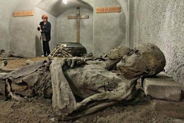 <p>Çek Cumhuriyeti'nin Brno kentindeki sıradışı mahzen mezar turistlerin büyük ilgisini çekiyor.</p>

<p> </p>
