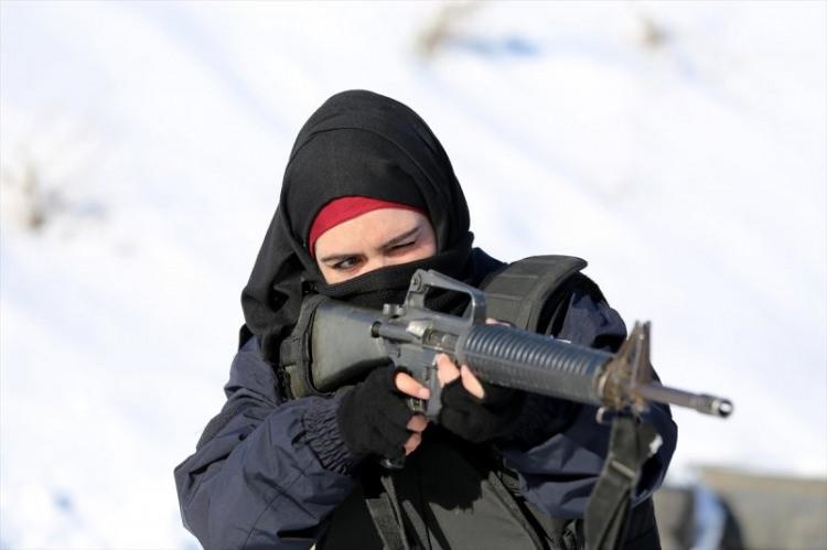 <p>Türkiye ile Afganistan arasında imzalanan ''Afgan Ulusal Polisinin Eğitilmesi ve Kapasitesinin Geliştirilmesi Hususunda Türkiye Cumhuriyeti Hükümeti ile Afganistan İslam Cumhuriyeti Hükümeti Arasında İşbirliği Yapılmasına Dair Mutabakat Muhtırası" çerçevesinde bugüne kadar Sivas POMEM'de eğitim programını başarıyla tamamlayan bin 213'ü kadın 3 bin 353 Afgan mezun oldu.</p>
<p> </p>