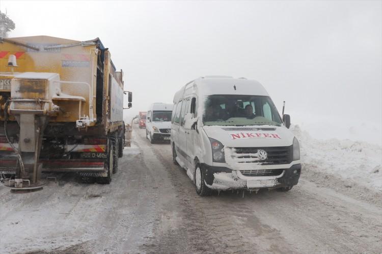 <p>D&uuml;n Tavas il&ccedil;esi Nikfer Mahallesi sınırları i&ccedil;indeki Bozdağ &uuml;zerinde bulunan Denizli Kayak Merkezi'nde etkisini arttıran fırtına ve tipi dolayısıyla kapanan kara yolunda, sosyal tesislerde mahsur kalanları kurtarma &ccedil;alışması tamamlandı.&nbsp;</p>

<p>&nbsp;</p>
