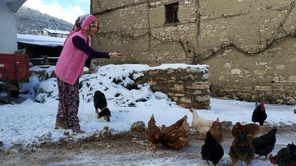 <p><strong>'ÇOCUKLUK HAYALİM AŞÇILIK'</strong></p>
<p>Hayalinin aşçılık olduğunu ve kariyer planlamasını bu yönde şekillendirdiğini söyleyen Çelek, "Şimdiki kariyer hedefim ise çocukluk hayalimi gerçekleştirmek. Aşçı olmak istiyordum. Mülakatları kazandım. Mayıs ayında İstanbul’da 4 aylık bir eğitim sürecim var. 4 ay da Dubai'de stajım var. Sonrasında da profesyonel aşçı olarak hayatıma devam etmek istiyorum" şeklinde konuştu.</p>