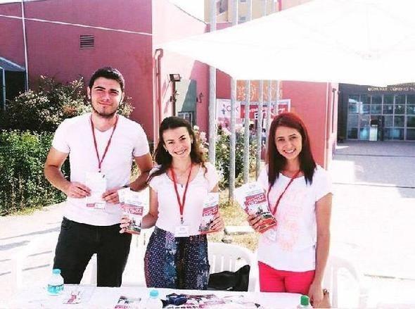 <p><strong>'BEN OKUYORSAM ONLAR DA OKUSUN'</strong></p>
<p>Liseyi bitirdikten sonra köyündeki ve çevre köylerdeki kız çocukları için mücadele etmeye başlayan Çelek, "Liseye başladıktan sonra kendim gibi köyümde ve civar köylerde yaşayan kız öğrencilerin de okumak istediğini, aileler izin vermediği için ya da başka sebeplerden dolayı lise okuyamadıklarını fark ettim. Köyde yaşayan kız çocukları için hayat köyden ibaret. Ancak onların en büyük hayalleri okumak. Ben okuyorsam onlar da okusun diye düşündüm ve onlar için bir şey yapmak istedim. Bütün ortaokullardan, ilkokullardan mezun olacak olan kız öğrencilerin isimlerini ve adreslerini buldum. Köylerde tek tek mezun olacak olan kızların aileleriyle görüşme yaptım. Onlara okumanın güzel bir şey olduğundan bahsettim. Kendimden örnek verdim. 30’dan fazla aileyi kızlarını okutması için ikna ettim. Şu anda bu arkadaşlar liseyi bitirdiler. Üniversiteden mezun olanlar, öğretmenler, doktorlar var ve aileleri şu an onlarla gurur duyuyor" dedi.</p>