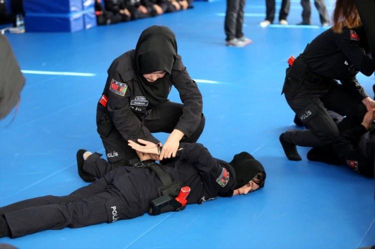 <p>Türkiye'nin, dünyanın barış ve huzur adası olması için elinden gelen tüm imkanları seferber ettiğine vurgu yapan Yırtar şu ifadeleri kullandı:</p>
<p> </p>