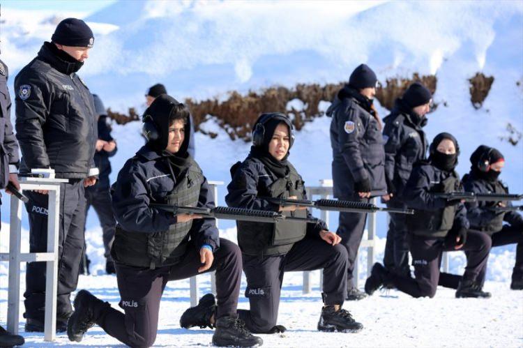 <p>"Eğitimimizin içeriği oldukça dolu. Bir yandan öğrencilerimizi sosyalleştirmeye, ülkemizi tanıtmaya, onlara farklı kültürleri göstermeye çalışırken, bir yanda modern polisliğin gereği olan operasyonel silah kullanma teknikleri, patlayıcı maddeler, bubi tuzakları, olay yeri inceleme, polis müdahale teknikleri, toplumsal olaylara müdahale, araç kullanma ve araç tahliye etme gibi buna benzer farklı alanlarda eğitim veriyoruz."</p>
<p> </p>