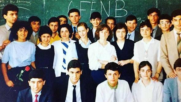 <p>Ünlü şarkıcı Çelik lise yıllarına ait fotoğraf "Pendik Lisesi 6 Fen B... Lisedeki kız arkadaşım da bu fotoğrafta... Nadide, Tülay, Murat Özen, Firdevs, Azimet, Tansel, Müjdat, Gökçen" notuyla paylaştı.</p>

<p><strong>AF ÇIKMASAYDI...</strong></p>

<p>Çelik, lise günlerini böyle anlatmıştı:<br />
Liseyi Pendik Lisesi'nde ama biraz zor tamamladım. Lise son sınıfta on üç ders ile bütünlemeye girdim, on birini verdim, ikisi kaldı, çok şikâyet ettiğimiz hükümetlerin çıkardığı af olmasaydı, şu an halim nasıl olurdu Allah bilir?</p>
