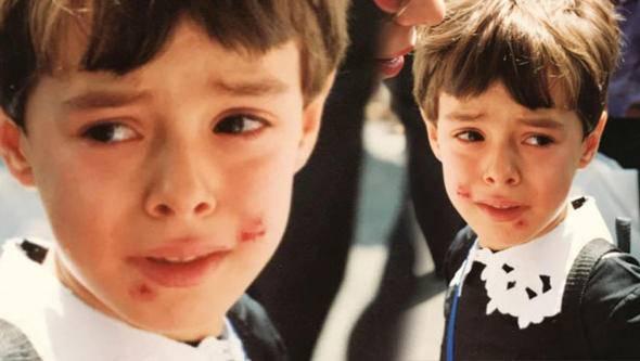 <p>Özge Özpirinçi ilkokul yıllarına ait fotoğrafı Instagram'da takipçileriyle paylaştı. </p>
<p>Güzel oyuncu fotoğrafın altına şu notu düştü: </p>
<p>"İlkokul 1'in ilk günü! Akademik hayata karşı tavrım o günden itibaren çok netti! Stresten yanağımda çıkan ucuğun izi durur hala! Hey gidi günler... Saçlarımı o kadar kısa kestirmişler ki (kesin bitlenmişimdir) ilkokul formamı almaya gittiğimde satış elemanı hanımefendi babama ve bana bakıp erkek üniformalarına yönlendirmişti bizi. Çok üzülmüştüm ama şimdi gülüyorum tabi. Anlatacak hikayelerden biri işte..."</p>