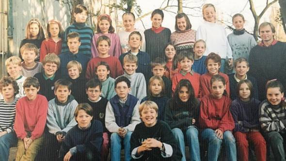 <p>Ünlü oyuncu Meryem Uzerli okul yıllarında çekilmiş bir fotoğrafını paylaşıp, takipçilerine " Beni tanıyabildiniz mi" diye sordu... Bakalım siz ünlü oyuncuyu bu fotoğrafta hemen bulabilecek misiniz?</p>

<p> </p>
