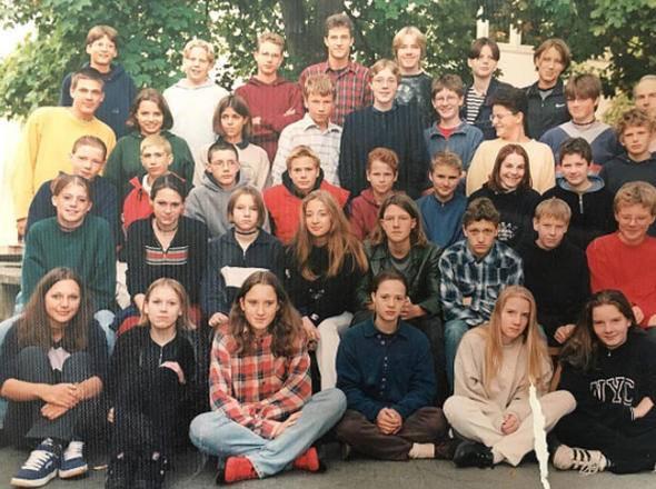 <p>Meryem Uzerli 12 Ağustos 1983 yılında Almanya'nın Kassel şehrinde dünyaya geldi. Dört çocuklu bir ailenin ikinci çocuğu olan Uzerli'nin babası Türk annesi ise Alman'dır. İlerleyen yaşlarında ailesinin yanından ayılıp Hamburg'a yerleşen Uzerli,ve Schauspiel Studio Frese'de oyunculuk ve tiyatro eğitimi aldı.</p>
<p> </p>